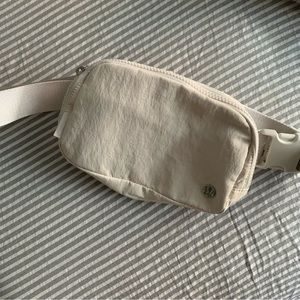 Lululemon everywhere belt bag 1L EBB white opal